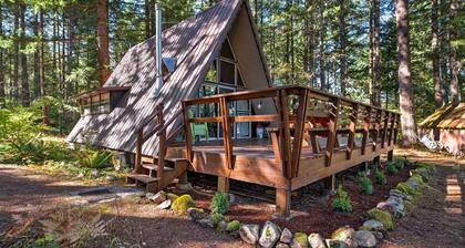 Serene Washington Escape w/ Deck & Mountain Views!