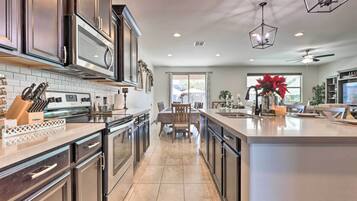 House (5 Bedrooms) | Interior