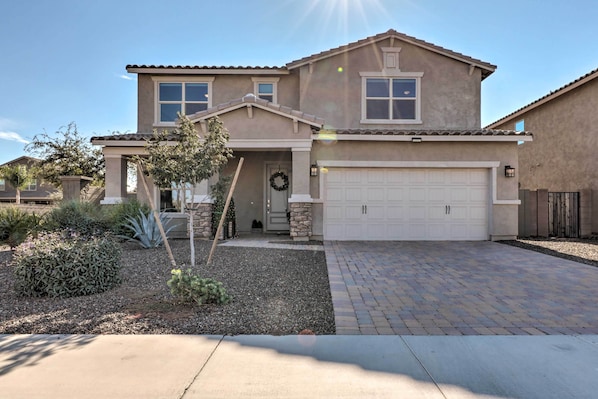 منزل (5 Bedrooms) | المنشأة من الخارج