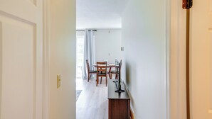 Uma sala de jantar com mesa, cadeiras e televisão.