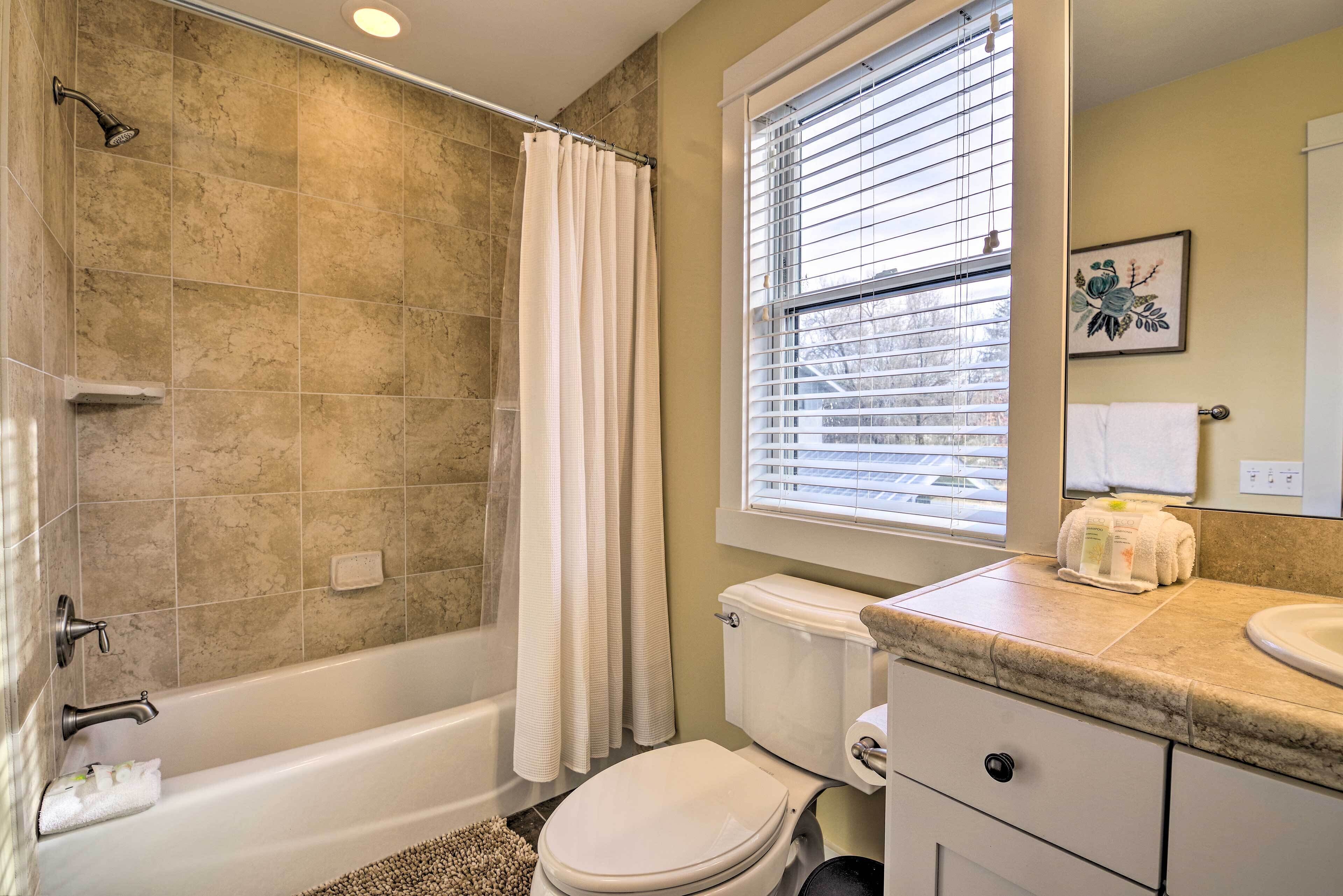 Une salle de bain avec une baignoire, des toilettes et un lavabo.