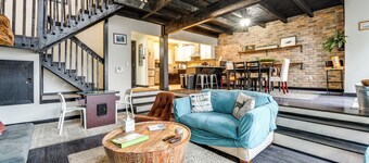 Mtn-view Gem w/ Deck & Hot Tub in Tannersville