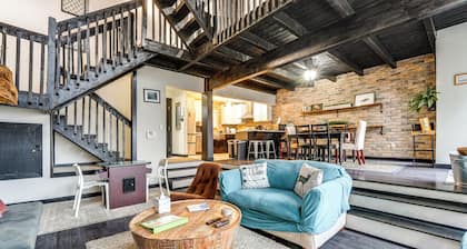 Mtn-view Gem w/ Deck & Hot Tub in Tannersville