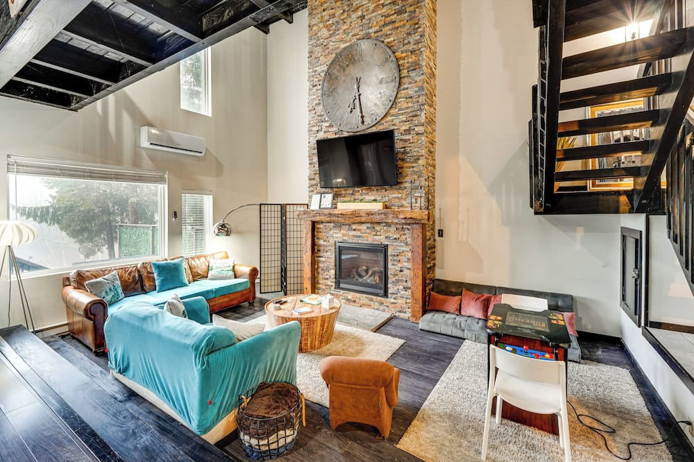 Mtn-view Gem w/ Deck & Hot Tub in Tannersville - Tannersville, PA