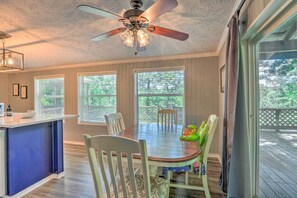 Dining - Noteworthy Cabin: Grill, Walk to Beaver Lake! (Rogers)