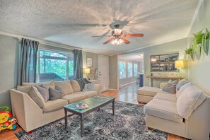 TV, fireplace, DVD player - Noteworthy Cabin: Grill, Walk to Beaver Lake! (Rogers)
