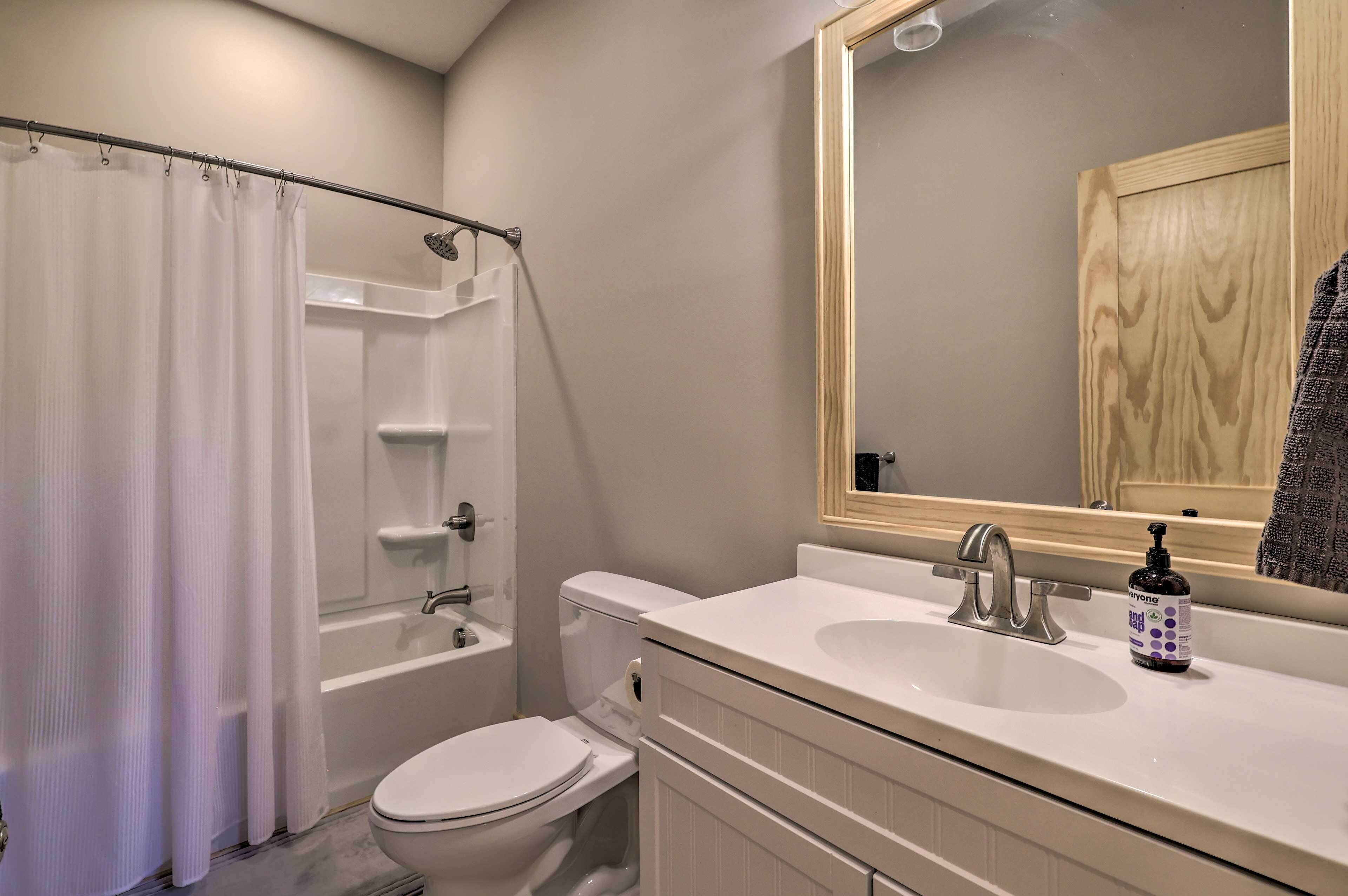 Une salle de bain avec une baignoire, des toilettes et un lavabo.