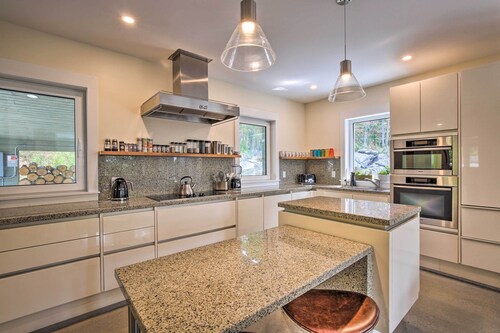 'the Glabin: Garrison Gem w/ Hot Tub & Fire Pit