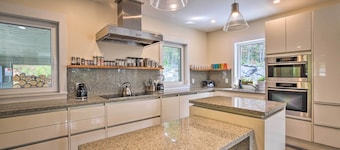 'the Glabin: Garrison Gem w/ Hot Tub & Fire Pit