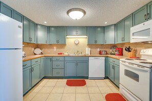 Apartment (2 Bedrooms) | Interior - Beach Getaway w/ Pool Access + Patio w/ Ocean View (Murrells Inlet)