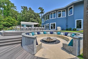 Outdoor dining - Southern Shores Retreat w/ Expansive Outdoor Space (Kitty Hawk)