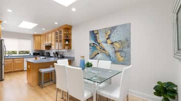 Deluxe House | In-room dining