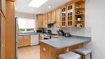 Casa Deluxe | Cocina privada | Refrigerador, microondas, parrilla de estufa y cafetera y tetera
