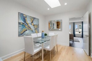 Deluxe House | In-room dining