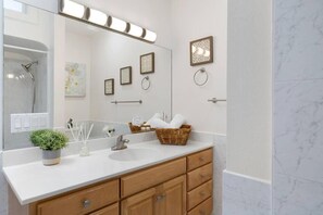 Deluxe House | Bathroom