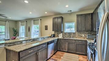 Microondas, horno, parrilla de estufa y lavavajillas