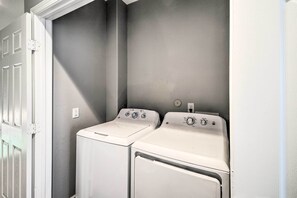 Interior - Pet-friendly Houston Townhome w/ Fenced Yard (Houston)