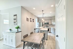 Interior - Pet-friendly Houston Townhome w/ Fenced Yard (Houston)