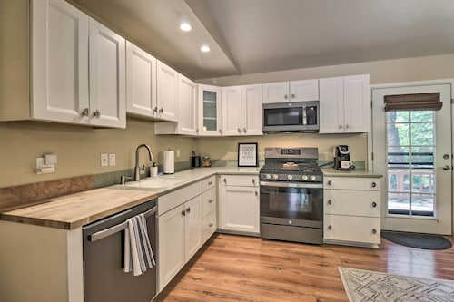 Patio, Fenced Yard: Pet-friendly Pinetop Cabin!