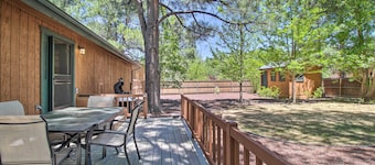 Patio, Fenced Yard: Pet-friendly Pinetop Cabin! = ชานบ้าน, สนามหญ้าล้อมรั้ว: ไพน์ท็อป เคบิน ที่พักสัตว์เลี้ยงพักได้!