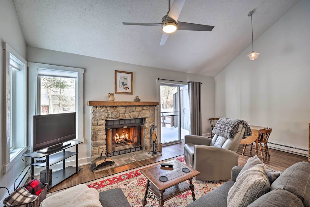 < 1 Mi to Jack Frost: Lake Harmony Townhome! - Wilkes-Barre Township, PA