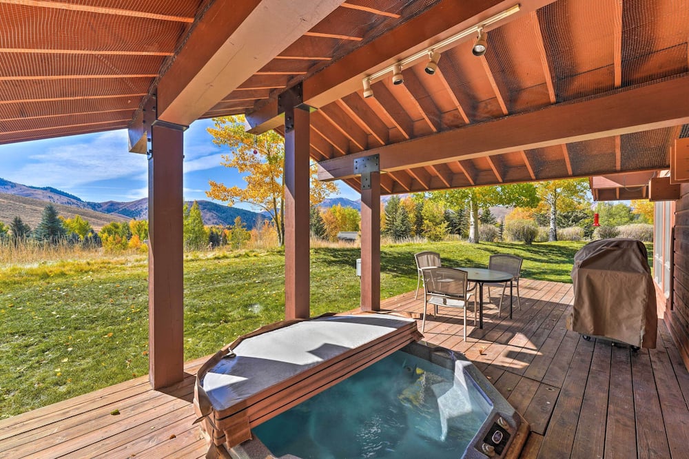Unique Mountain Escape w/ 2 Decks < 2 Mi to Skiing - Gimlet, ID