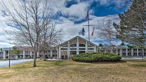 A building with a flagpole, a lawn, and a parking lot. - Southern Maine Retreat < 2 Mi to Wells Beach! (Wells)