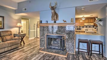 Apartment (2 Bedrooms) | Living area | TV, fireplace, video-game console, books