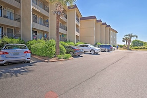 Property grounds - Resort-style Escape w/ Views - Walk to the Beach! (Hilton Head Island)