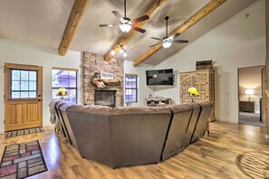 Apartment (3 Bedrooms) | Interior - Pinetop Escape: Charming Mountain Condo w/ Balcony (Pinetop)