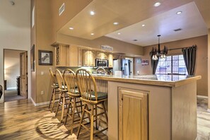 Apartment (3 Bedrooms) | Interior - Pinetop Escape: Charming Mountain Condo w/ Balcony (Pinetop)