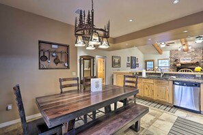 Apartment (3 Bedrooms) | Interior - Pinetop Escape: Charming Mountain Condo w/ Balcony (Pinetop)