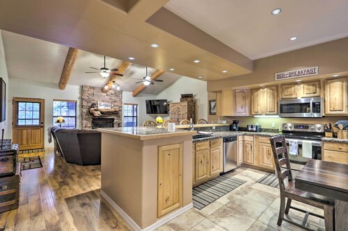 Pinetop Escape: Charming Mountain Condo w/ Balcony