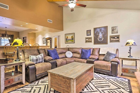 Apartment (3 Bedrooms) | Interior - Pinetop Escape: Charming Mountain Condo w/ Balcony (Pinetop)