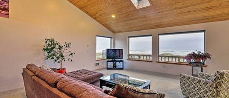 Apartamento (0 Bedroom) | Zona de estar | Una televisión