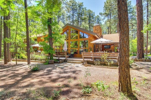Terrace/patio - Pinetop Cabin w/ Golf Course Patio on 8th Green! (Pinetop)