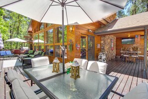 Outdoor dining - Pinetop Cabin w/ Golf Course Patio on 8th Green! (Pinetop)