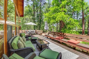 Terrace/patio - Pinetop Cabin w/ Golf Course Patio on 8th Green! (Pinetop)