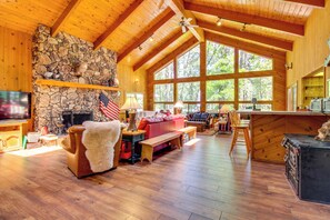 Fireplace - Pinetop Cabin w/ Golf Course Patio on 8th Green! (Pinetop)