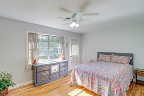 Interior - 'the Old Parsonage' Pindall House w/ Patio! (Saint Joe)