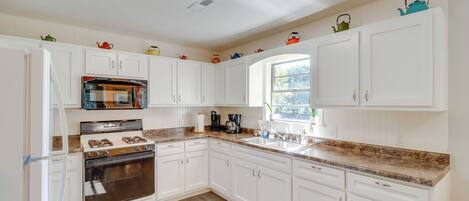 House (3 Bedrooms) | Interior