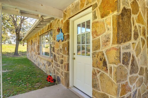 'the Old Parsonage' Pindall House w/ Patio!