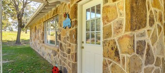 'the Old Parsonage' Pindall House w/ Patio!