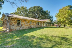 Interior - 'the Old Parsonage' Pindall House w/ Patio! (Saint Joe)