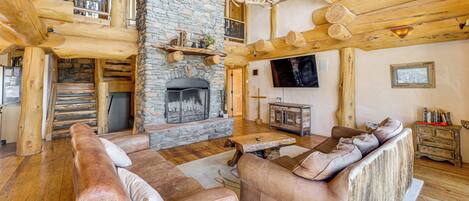 Casa (4 Bedrooms) | Zona de estar | Una televisión, una chimenea