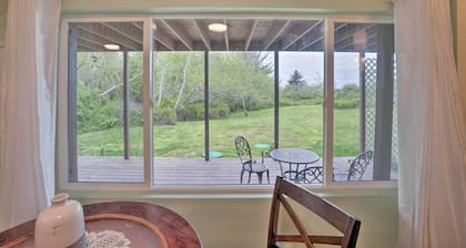 Soothing Studio w/ Lush Views: 2 Mi to Beach!