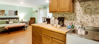 Soothing Studio w/ Lush Views: 2 Mi to Beach!