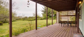 Soothing Studio w/ Lush Views: 2 Mi to Beach!