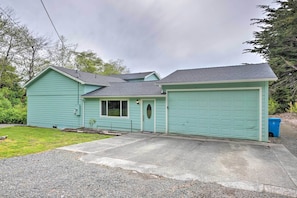 Apartment (0 Bedroom) | Interior - Soothing Studio w/ Lush Views: 2 Mi to Beach! (Smith River)