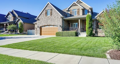Great Salt Lake House: 5,000 Sq Ft, Mtn Views!